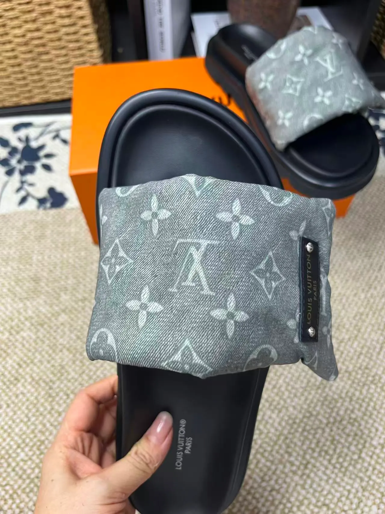 P340 [New Style] [LOUIS VUITTON] Louis Vuitton, LV printing, men's and women's slippers are now on the market, packed in drawer boxes with cloth bags and cards, the upper pattern looks very soft and waxy, and is a super versatile leg slimming tool. Fabric: imported denim/canvas/old fabric, LV hardware LOGO, official website pattern printing, comfortable to wear, feet: high-elastic PU water table. Sole: foam sole, heel height: about 5cm. Code number: 35-46, 35, 45, 46 are custom-made and non-returnable. Color: multiple colors and styles available.